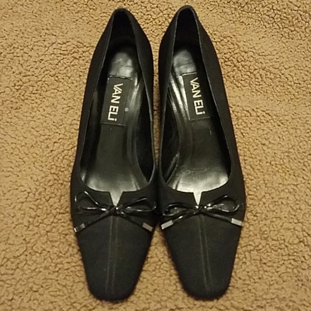 Van Eli Black Pumps